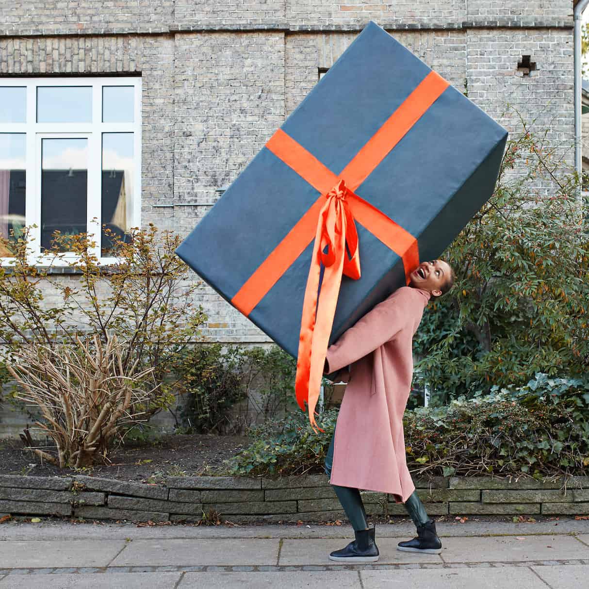 frau-mit-paket-quadratisch